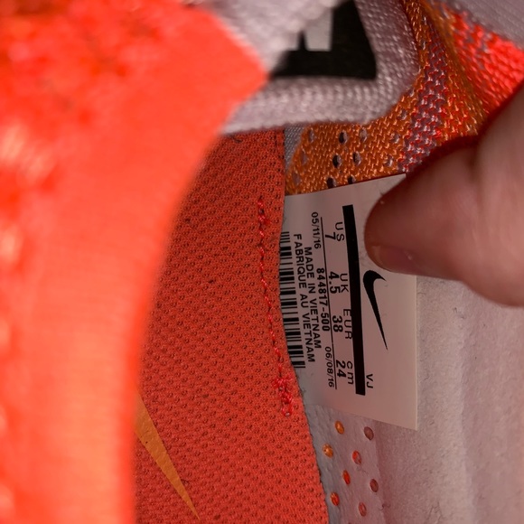 Women’s size 7 NIKE running shoes - Picture 4 of 4